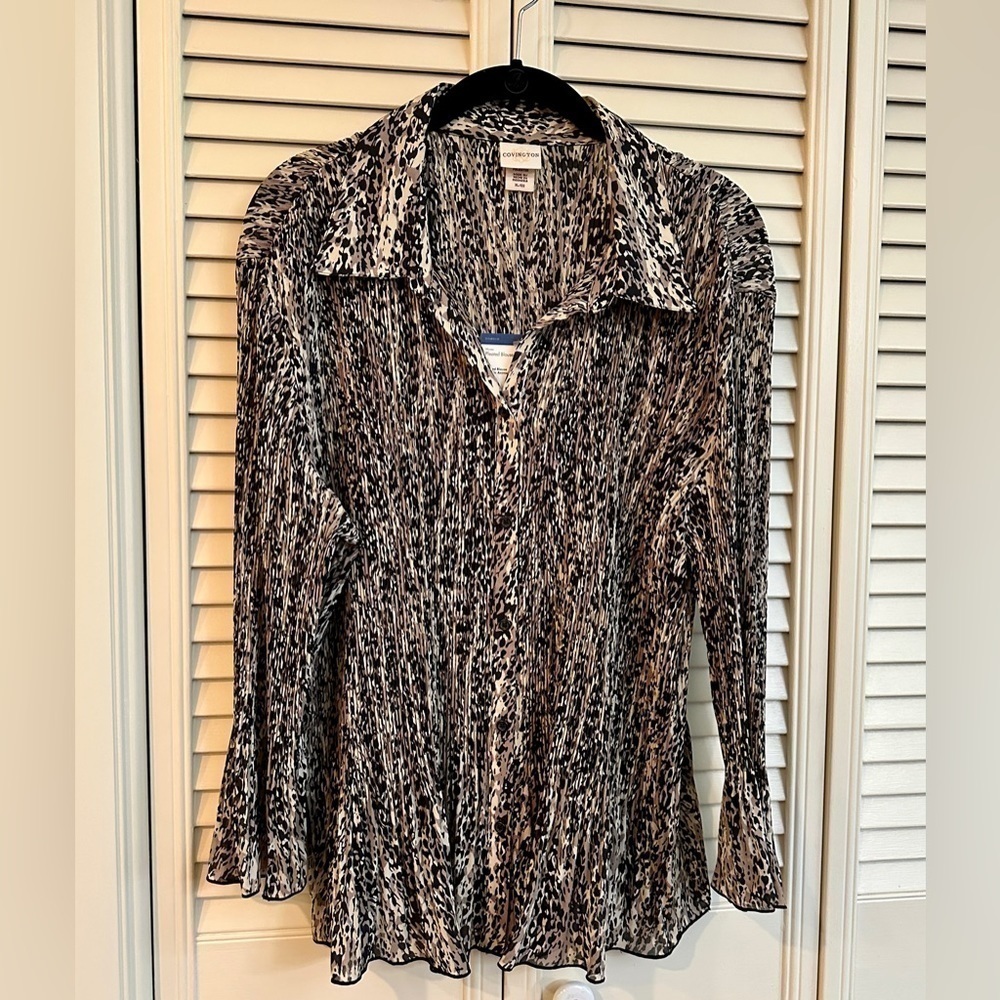 COVINGTON, NWT, PLEATED BLOUSE, ORGANIC ANIMAL PRINT. SIZE XL